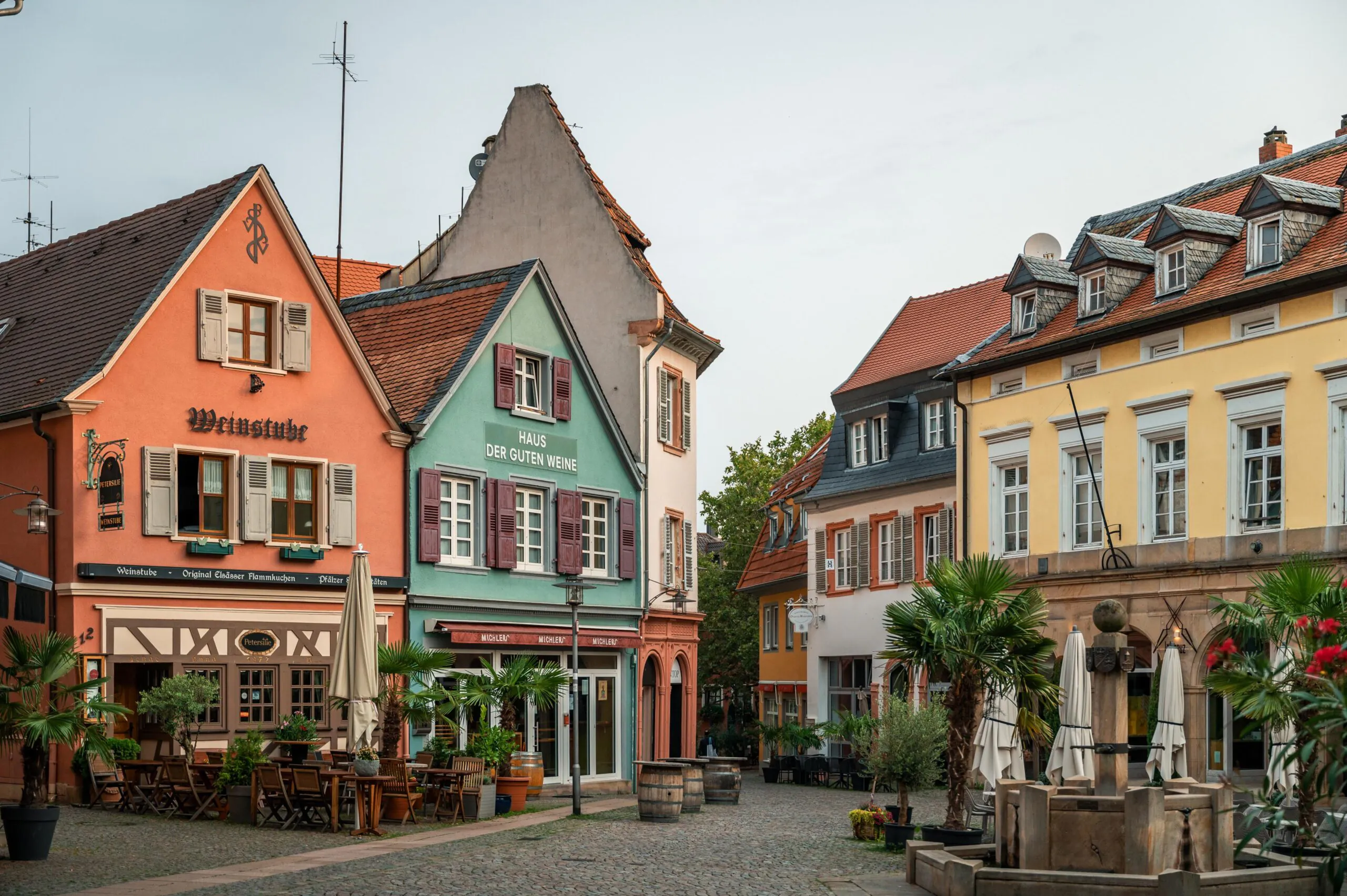 Altstadt von Bad Dürkheim mit malerischen, bunten Häusern