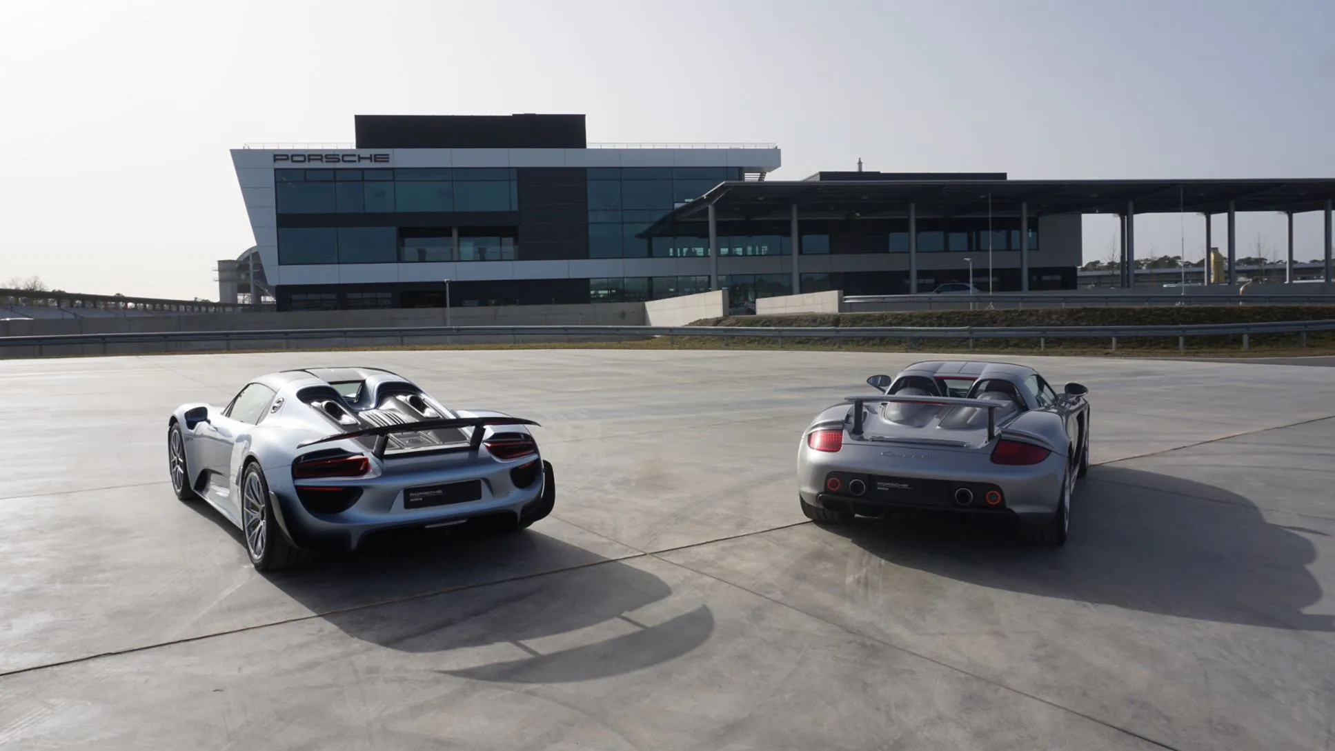 Ein Porsche 918 Spyder und Porsche Carrera Gt vor dem Porsche Experience Center